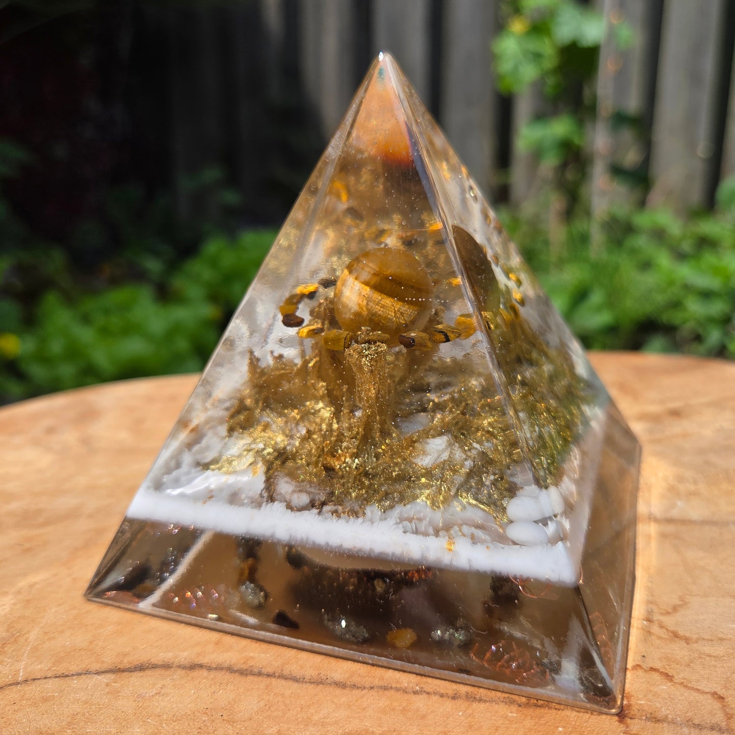 Positive Pyramid™ Tijgeroog Medium - Een stijlvolle piramide met beschermende kracht
