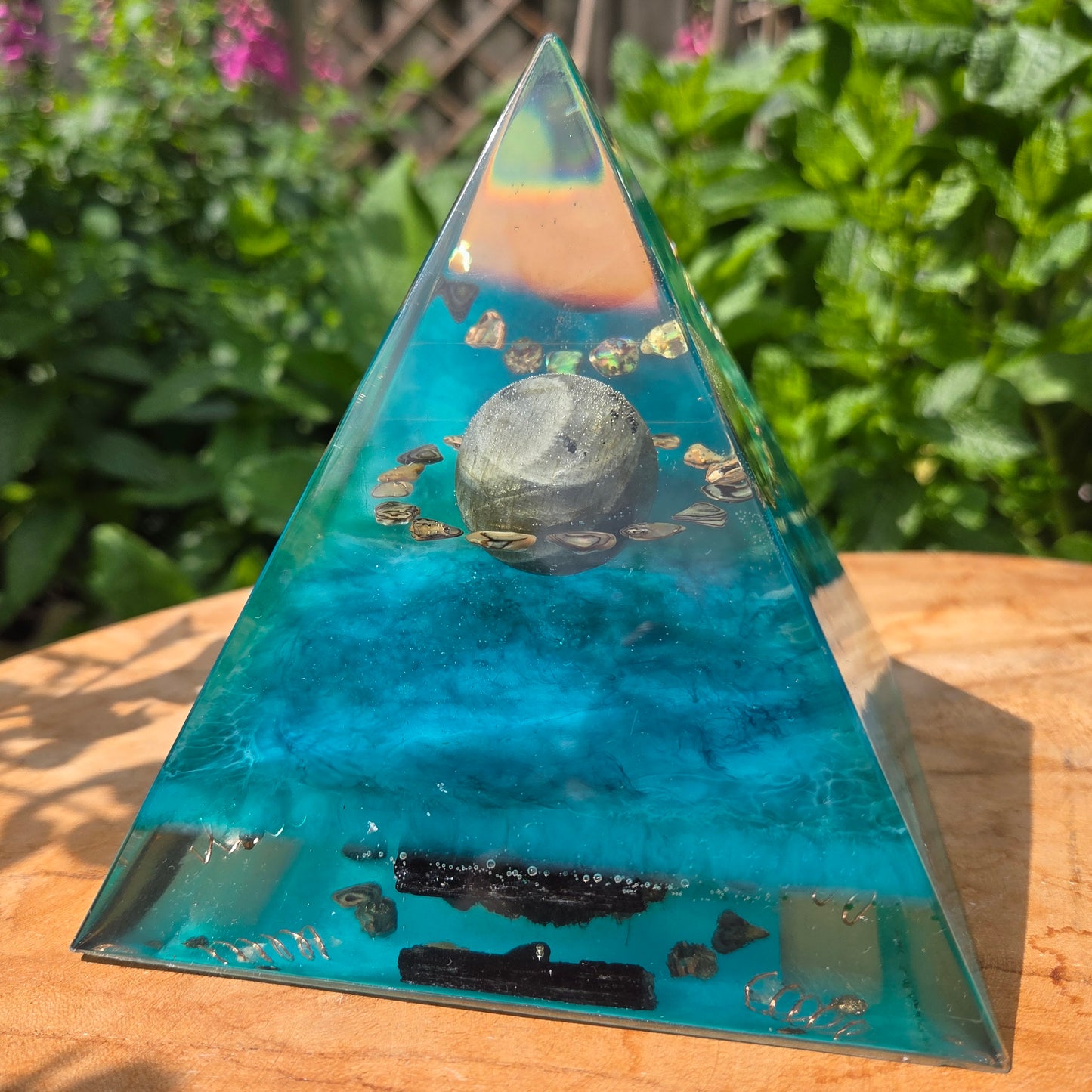 Positive Pyramid™ Labradoriet Large - Een mystiek schild voor hoofd, hart en ruimte