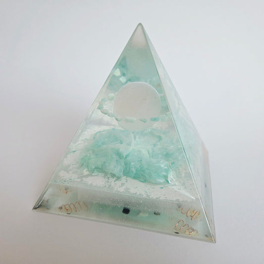 Orgonite Piramide Seleniet L (12,5 x 12,5cm)