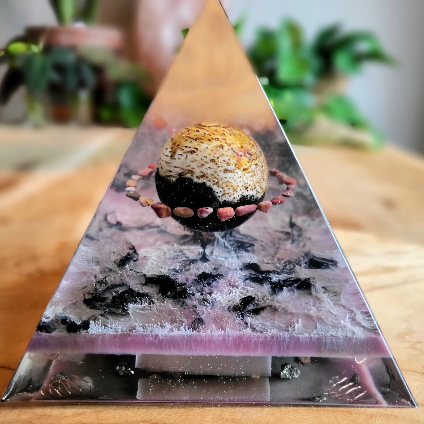 Positive Pyramid™ Versteend hout X-Large - Voor voelbare rust, balans en energetische bescherming in je ruimte