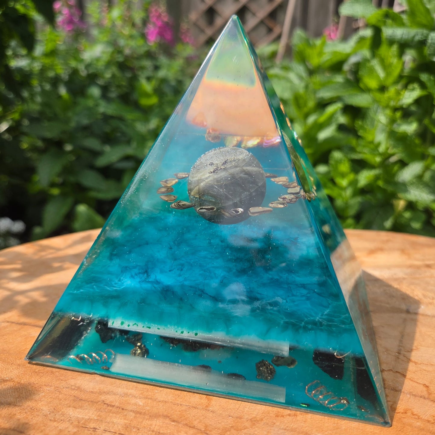 Positive Pyramid™ Labradoriet Large - Een mystiek schild voor hoofd, hart en ruimte