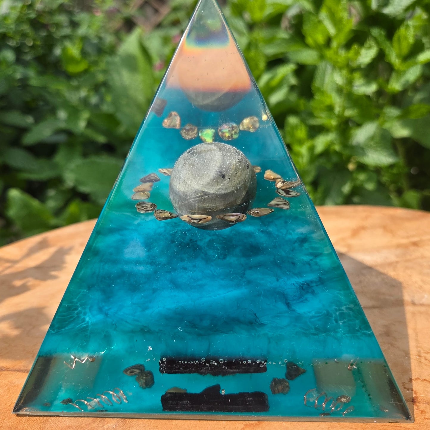Positive Pyramid™ Labradoriet Large - Een mystiek schild voor hoofd, hart en ruimte