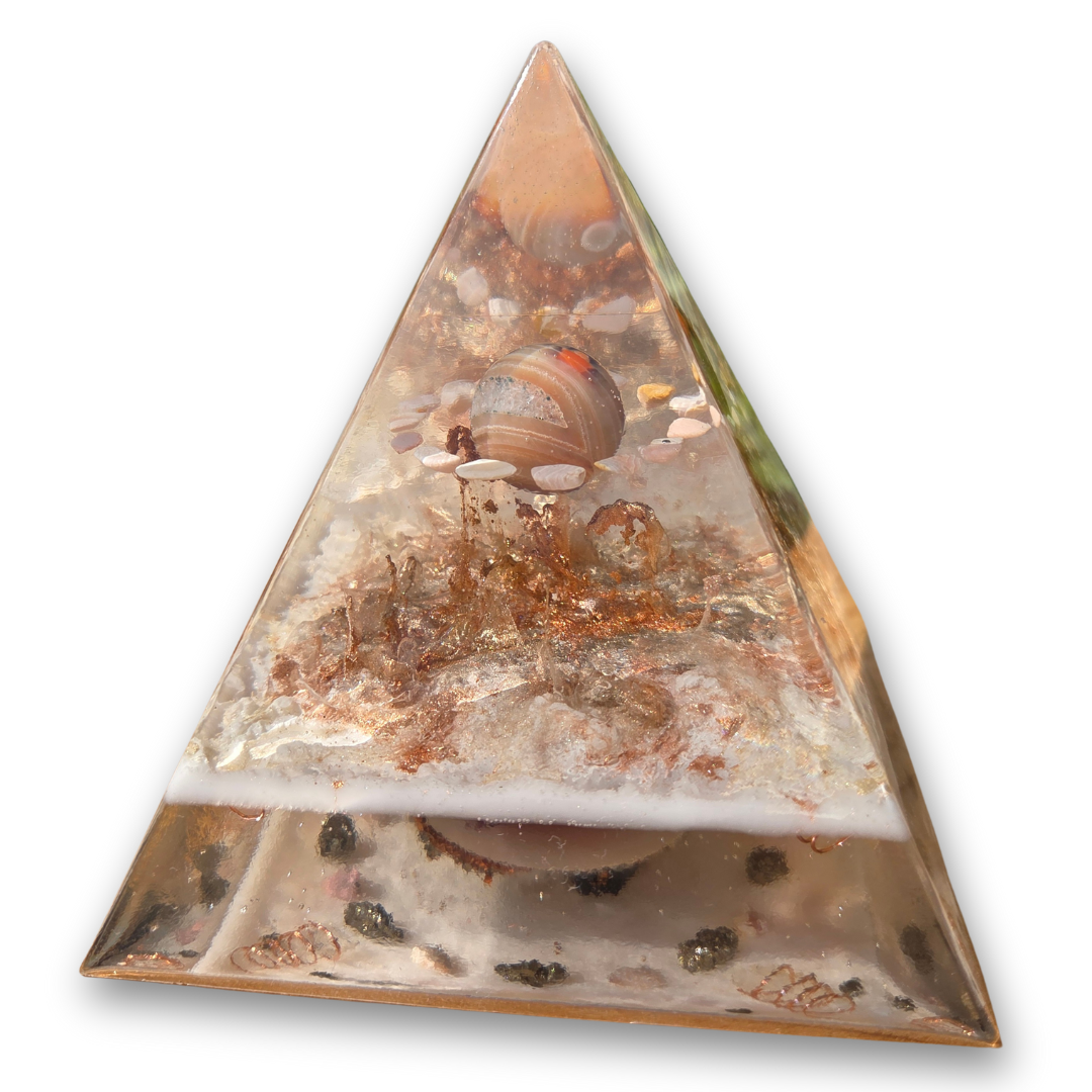 Positive Pyramid™ Carneool Medium - Activerende energie in een krachtig ontwerp