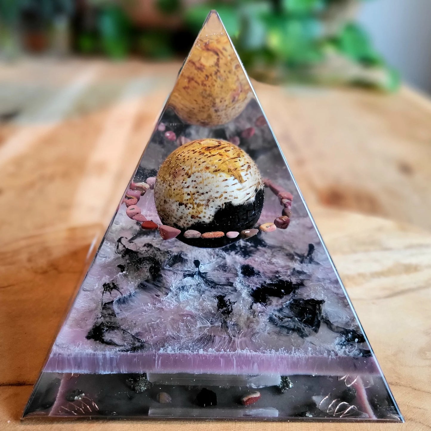 Positive Pyramid™ Versteend hout X-Large - Voor voelbare rust, balans en energetische bescherming in je ruimte