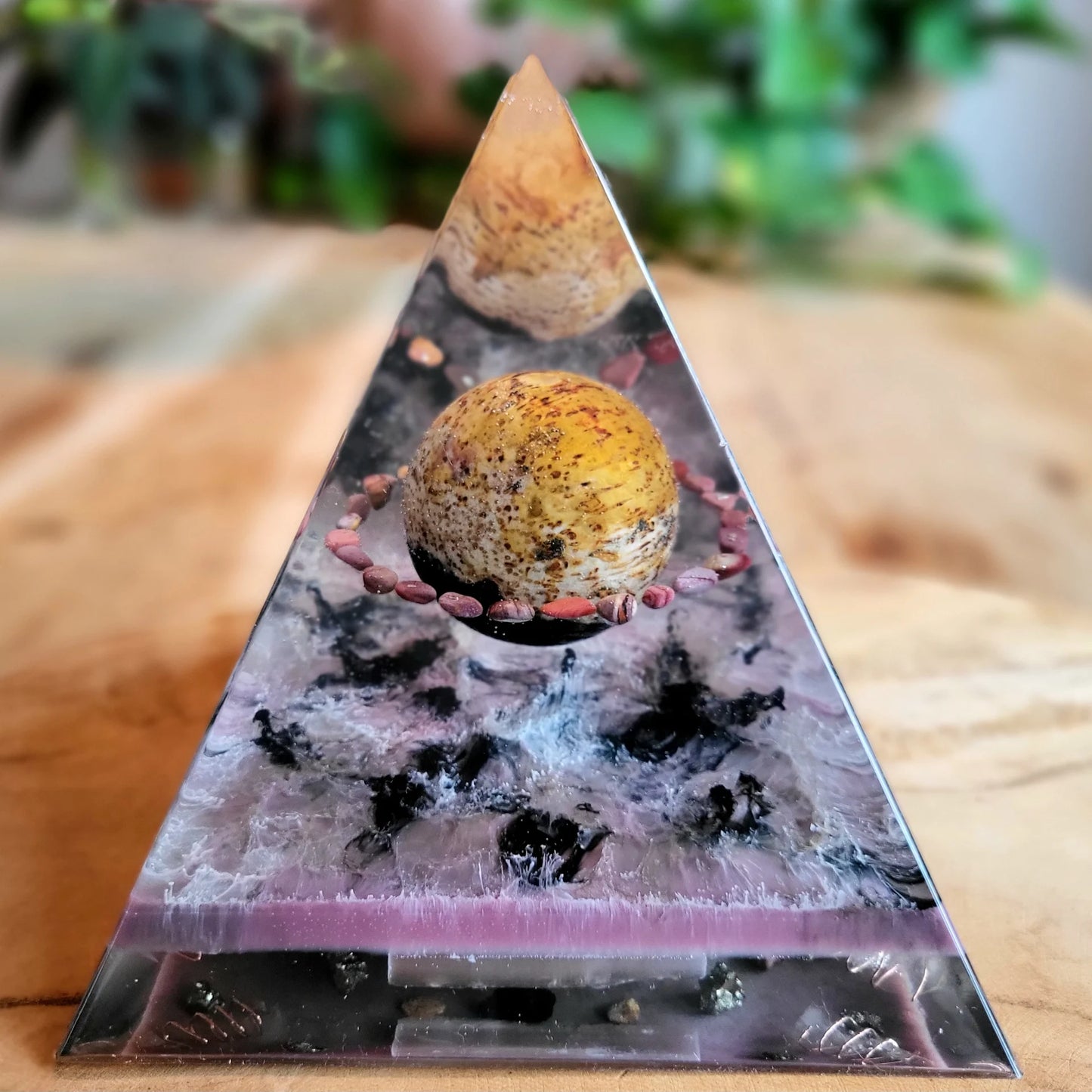 Positive Pyramid™ Versteend hout X-Large - Voor voelbare rust, balans en energetische bescherming in je ruimte