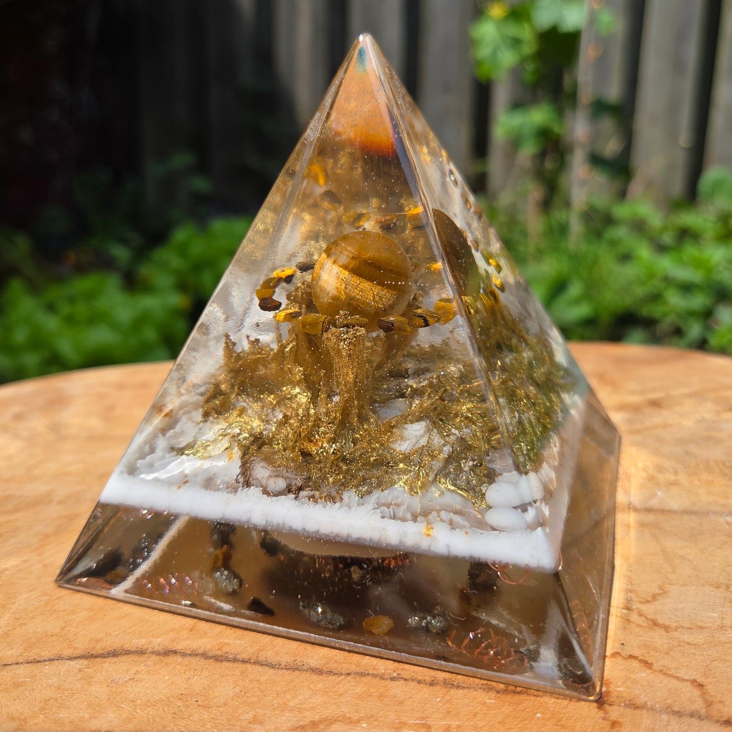 Positive Pyramid™ Tijgeroog Medium - Een stijlvolle piramide met beschermende kracht