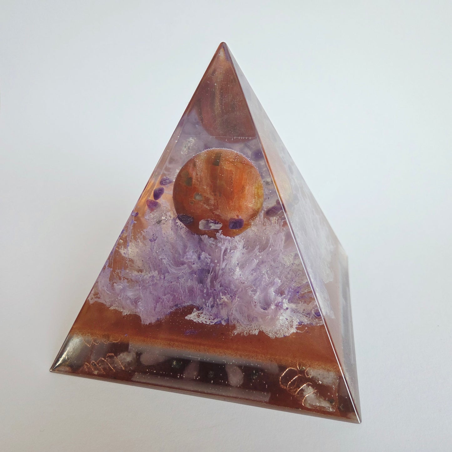 Orgonite Piramide Versteend Hout To Remember XL (14cm)