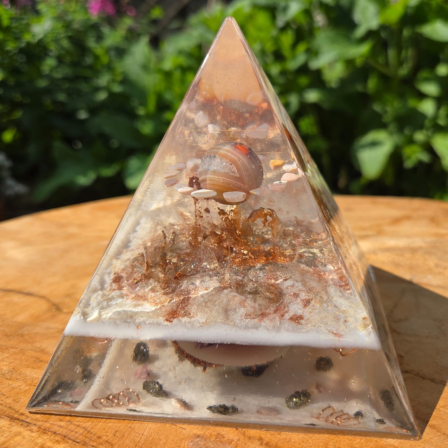 Positive Pyramid™ Carneool Medium - Activerende energie in een krachtig ontwerp