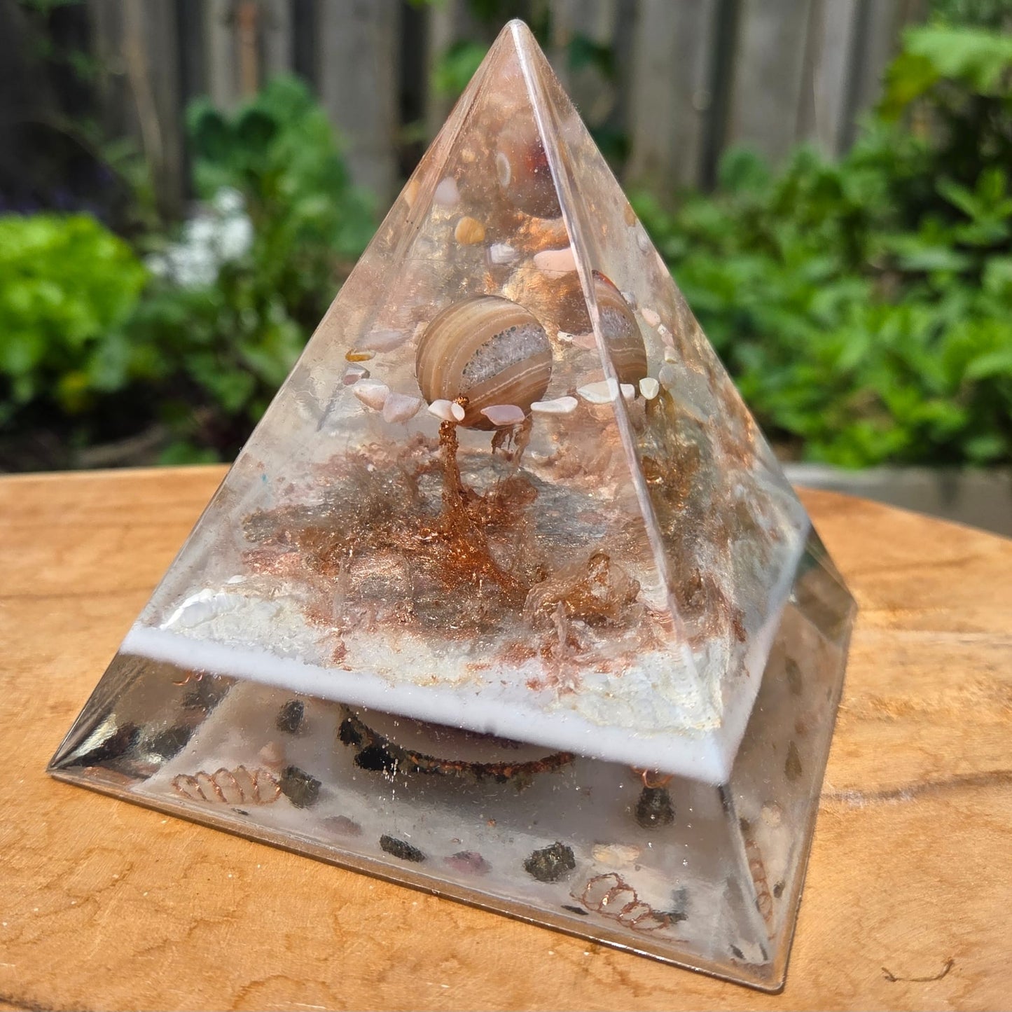 Positive Pyramid™ Carneool Medium - Activerende energie in een krachtig ontwerp