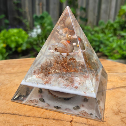 Positive Pyramid™ Carneool Medium - Activerende energie in een krachtig ontwerp