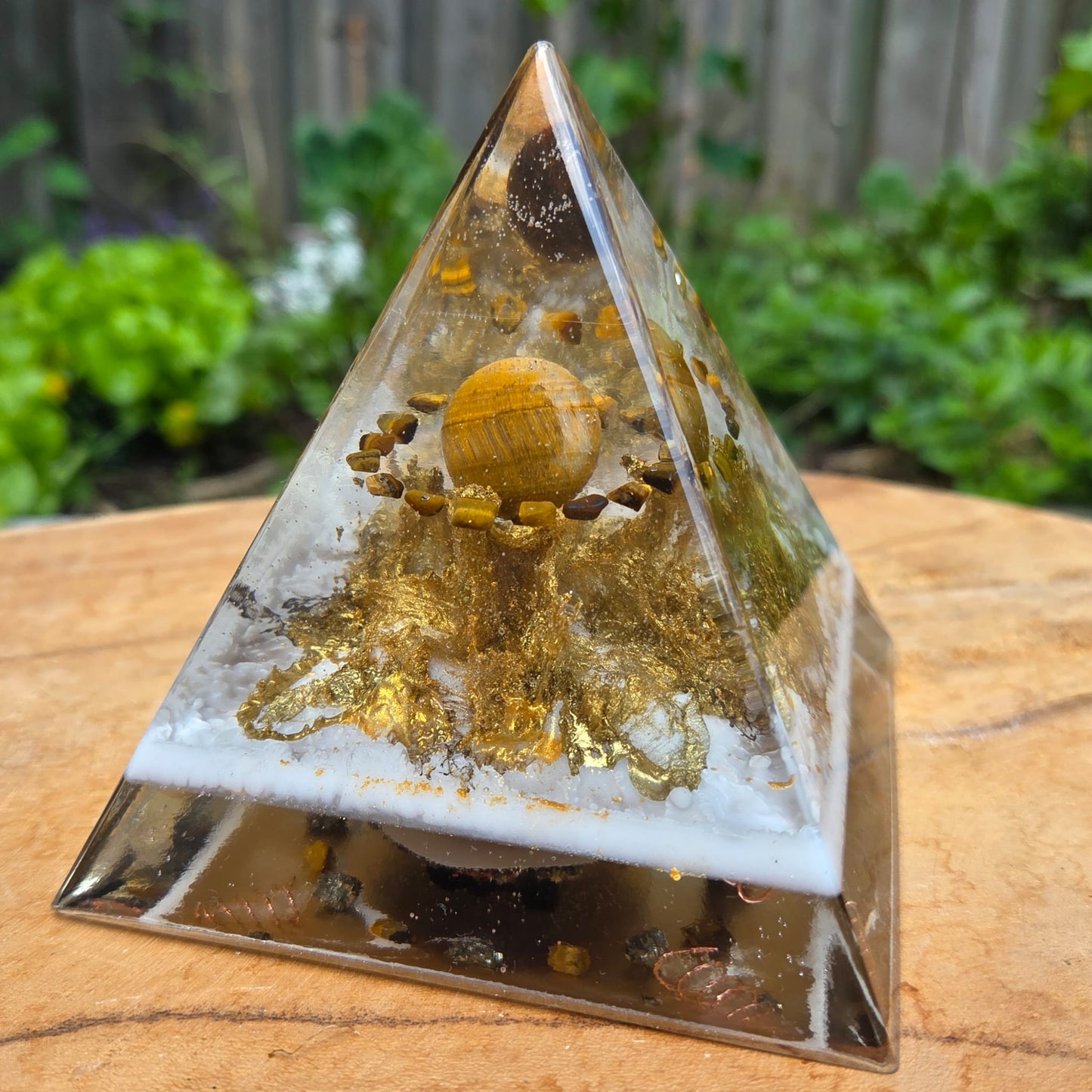 Positive Pyramid™ Tijgeroog Medium - Een stijlvolle piramide met beschermende kracht
