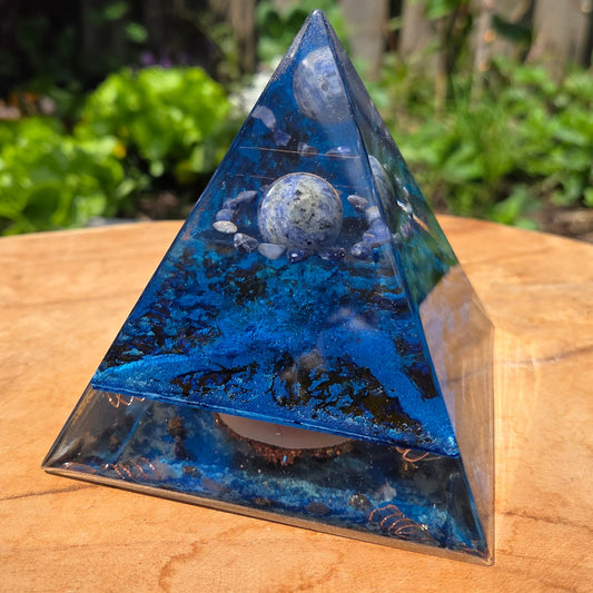 Positive Pyramid™ Sodaliet Medium - Diepe blauwe rust in elke ruimte