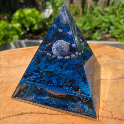 Positive Pyramid™ Sodaliet Medium - Diepe blauwe rust in elke ruimte