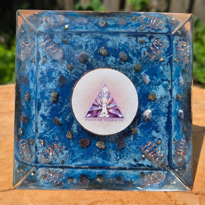 Positive Pyramid™ Sodaliet Medium - Diepe blauwe rust in elke ruimte