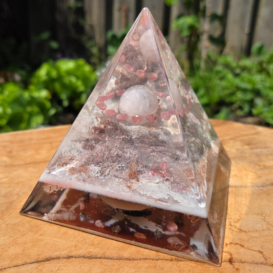 Positive Pyramid™ Rozenkwarts Medium - Een liefdevolle boost voor hart, huis en ziel