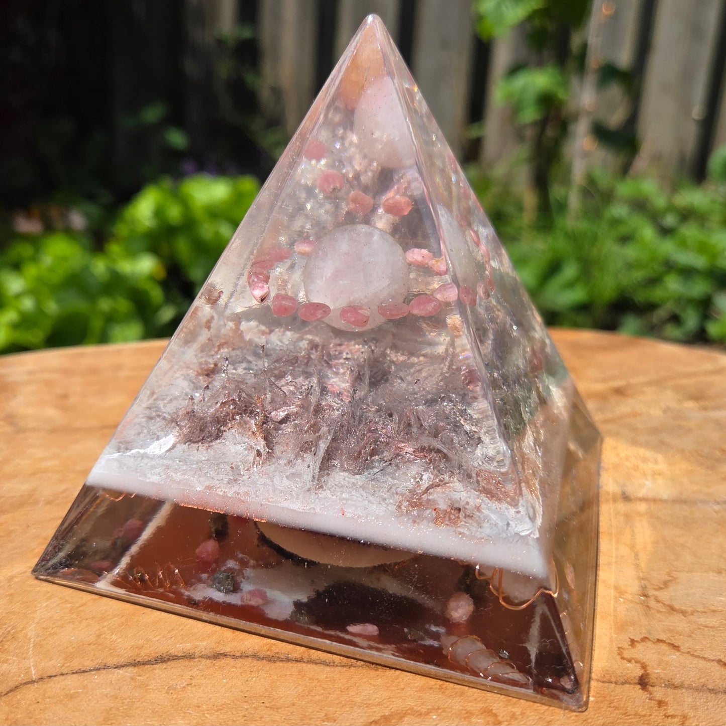 Positive Pyramid™ Rozenkwarts Medium - Een liefdevolle boost voor hart, huis en ziel