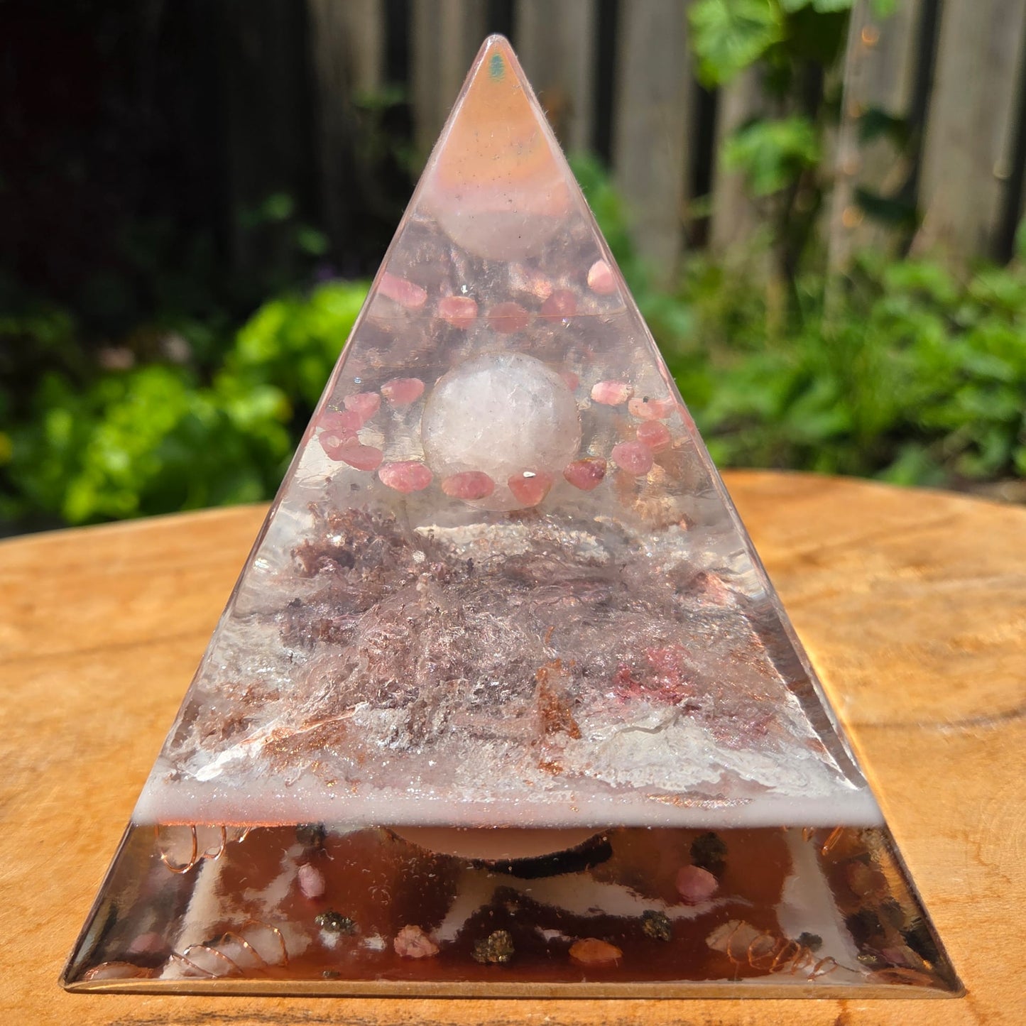Positive Pyramid™ Rozenkwarts Medium - Een liefdevolle boost voor hart, huis en ziel