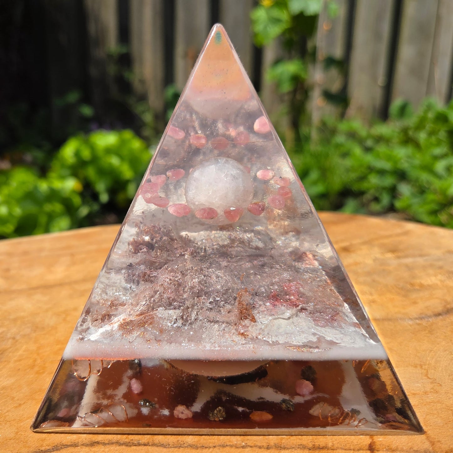 Positive Pyramid™ Rozenkwarts Medium - Een liefdevolle boost voor hart, huis en ziel