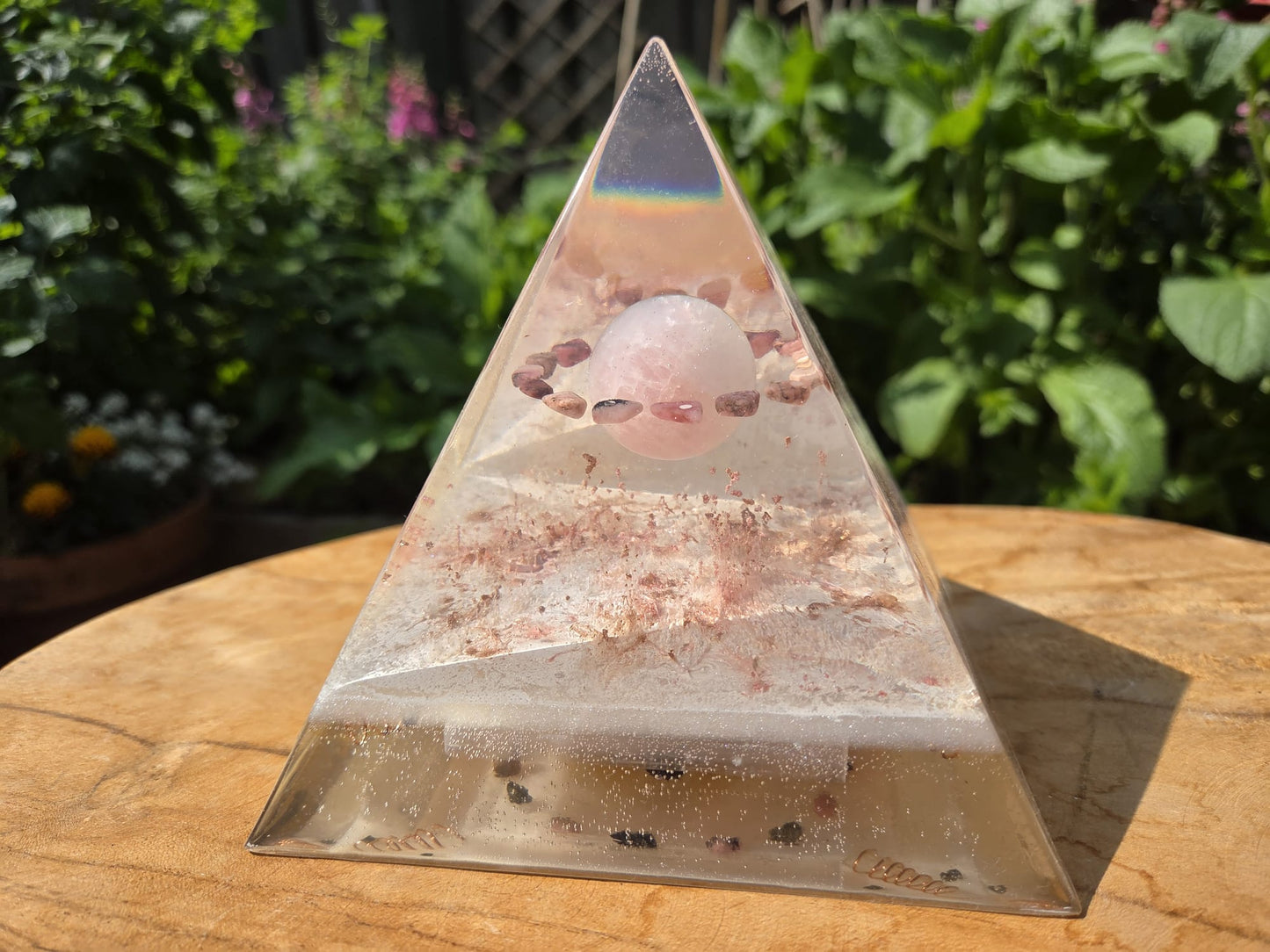 Positive Pyramid™ Rozenkwarts Medium - Een liefdevolle boost voor hart, huis en ziel