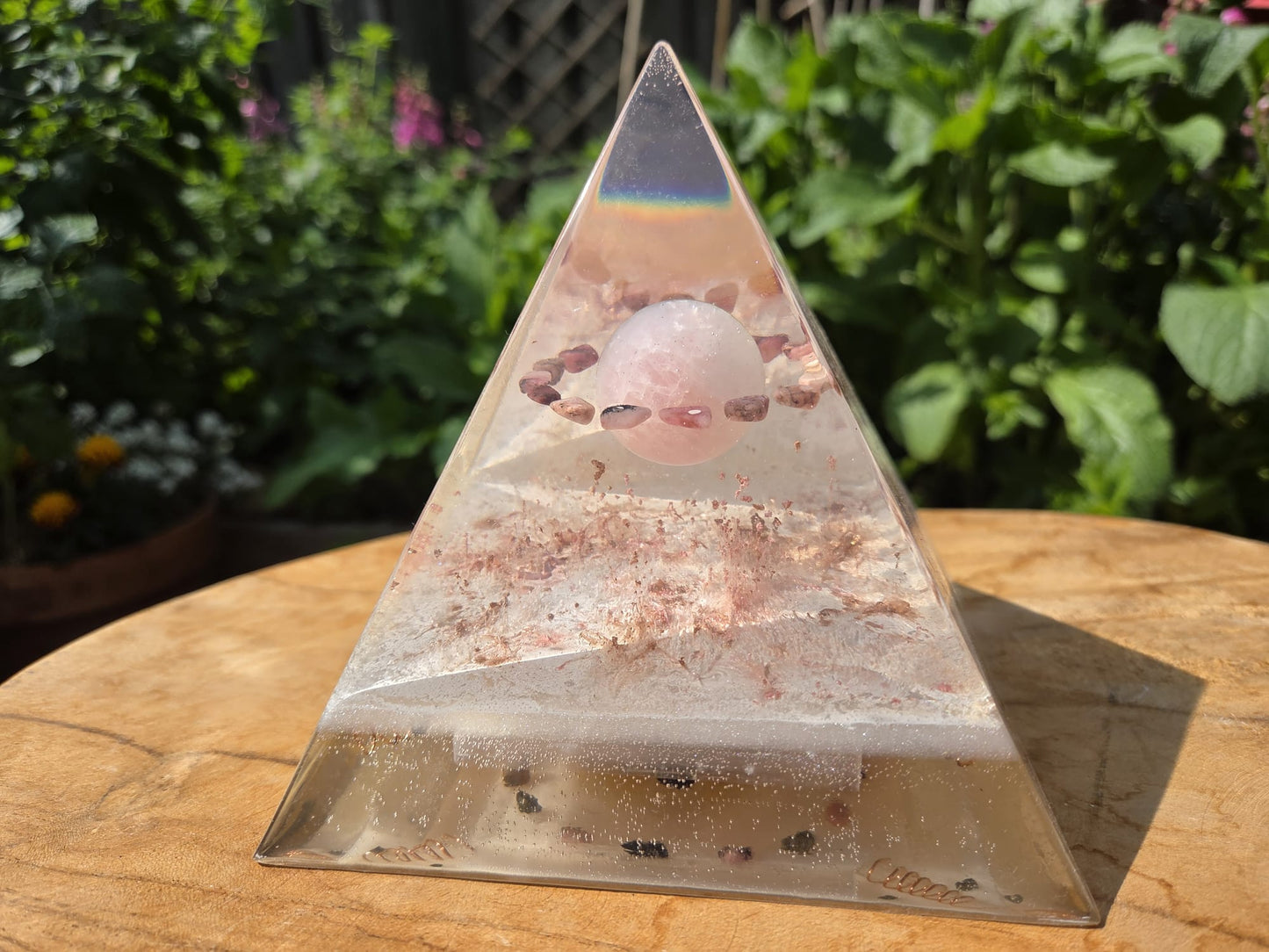Positive Pyramid™ Rozenkwarts Medium - Een liefdevolle boost voor hart, huis en ziel
