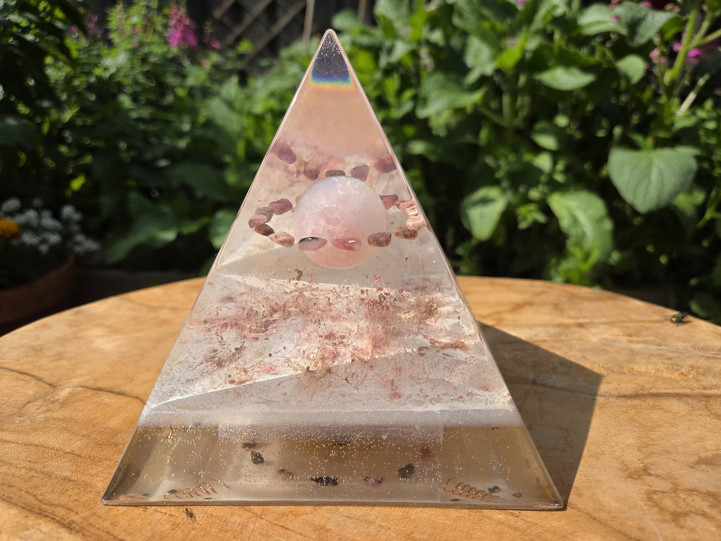 Positive Pyramid™ Rozenkwarts Medium - Een liefdevolle boost voor hart, huis en ziel