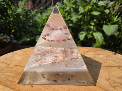 Positive Pyramid™ Rozenkwarts Medium - Een liefdevolle boost voor hart, huis en ziel