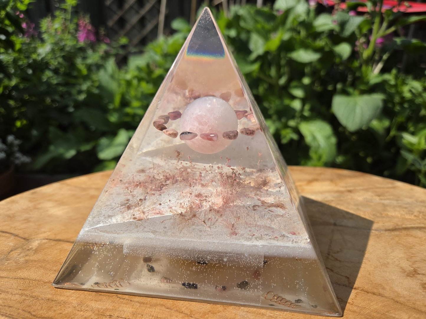 Positive Pyramid™ Rozenkwarts Medium - Een liefdevolle boost voor hart, huis en ziel