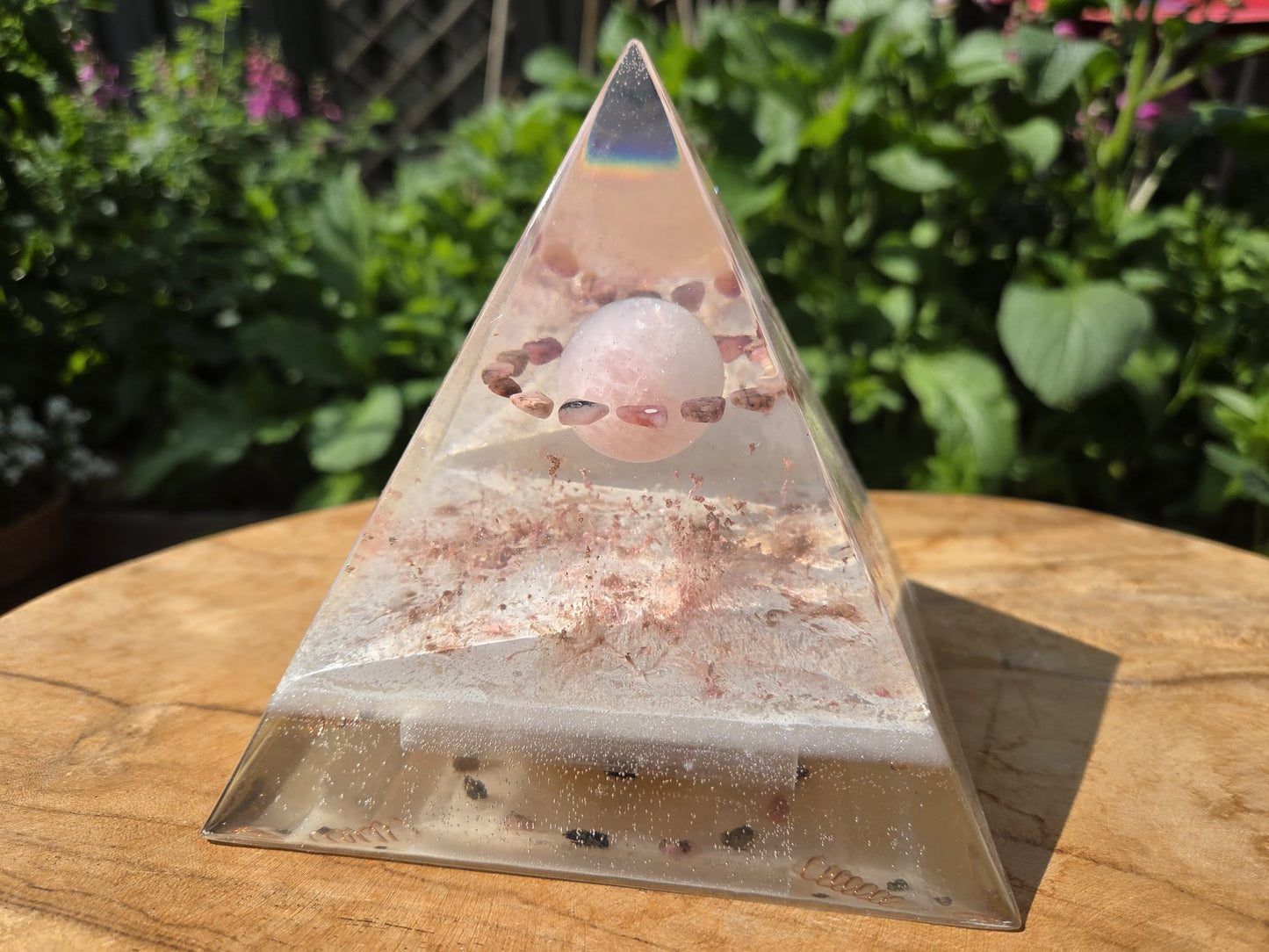 Positive Pyramid™ Rozenkwarts Medium - Een liefdevolle boost voor hart, huis en ziel