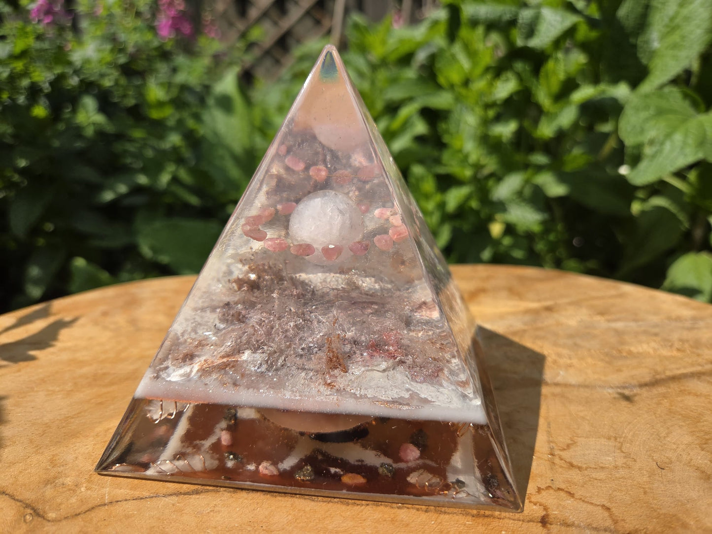 Positive Pyramid™ Rozenkwarts Medium - Een liefdevolle boost voor hart, huis en ziel