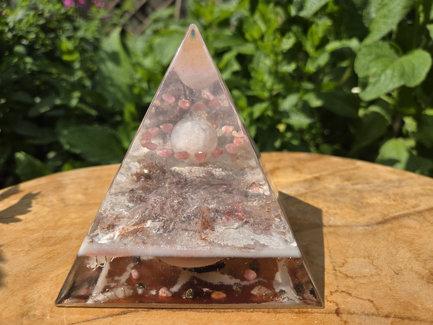 Positive Pyramid™ Rozenkwarts Medium - Een liefdevolle boost voor hart, huis en ziel