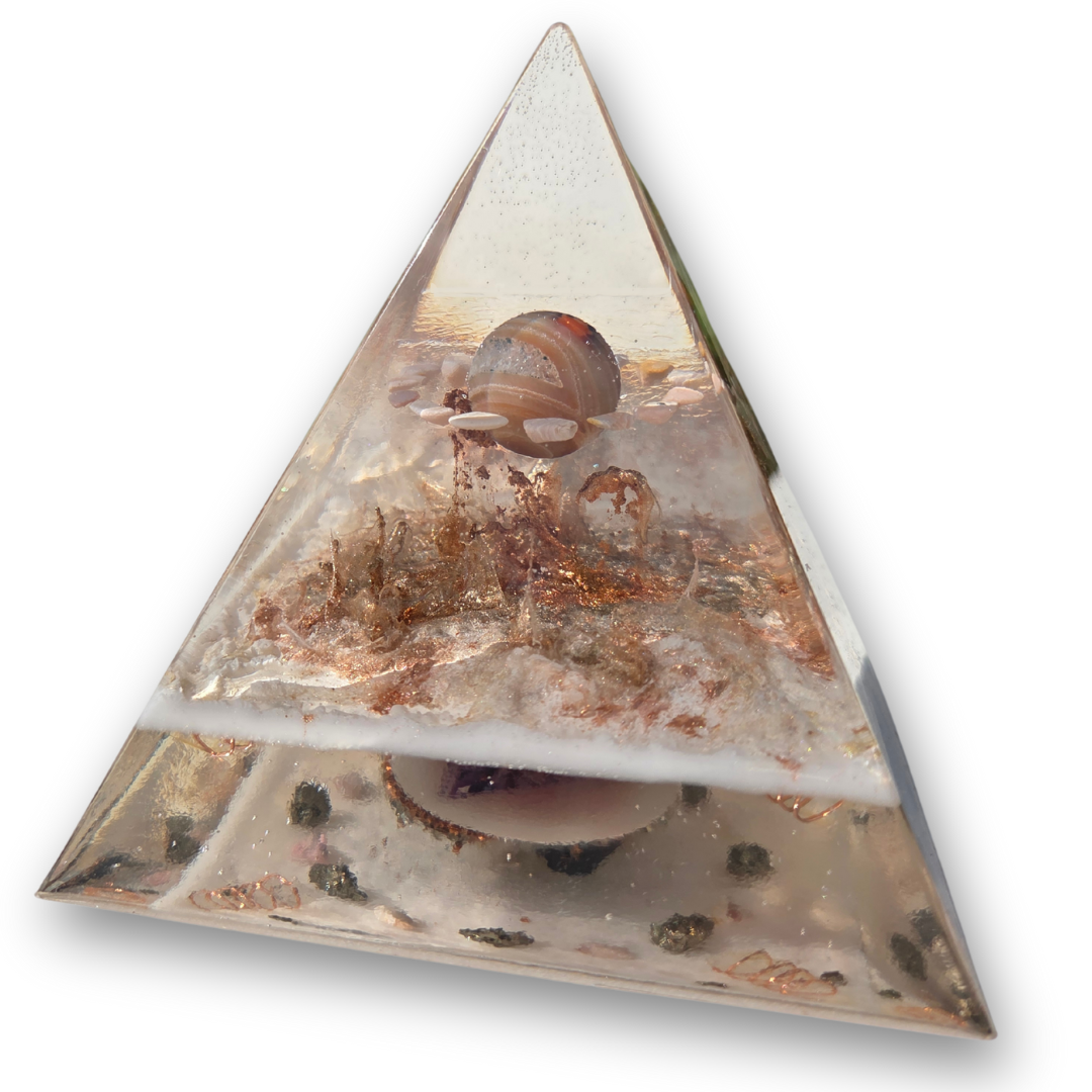 Positive Pyramid™ Carneool Medium - Activerende energie in een krachtig ontwerp