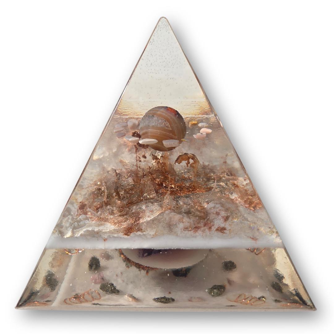 Positive Pyramid™ Carneool Medium - Activerende energie in een krachtig ontwerp