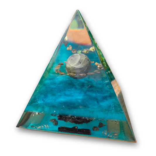 Positive Pyramid™ Labradoriet Large - Een mystiek schild voor hoofd, hart en ruimte