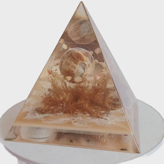 Orgonite Piramide Maansteen To Remember XL (14cm)