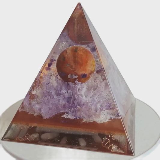 Orgonite Piramide Versteend Hout To Remember XL (14cm)